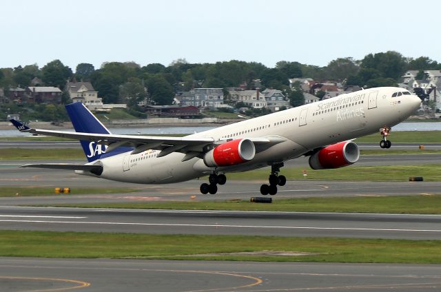 Airbus A330-300 (LN-RKO) - Scandinavian 928 to Copenhagen  rotating off of 22R