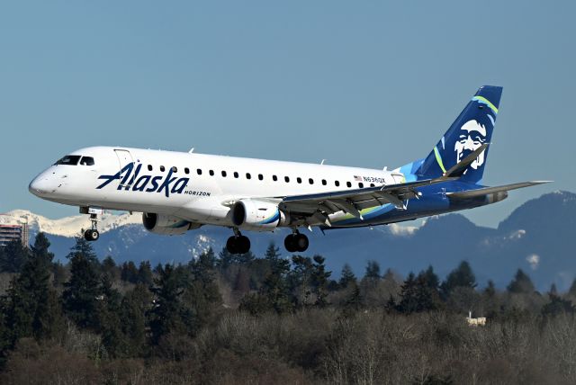 Embraer 175 (N636QX)