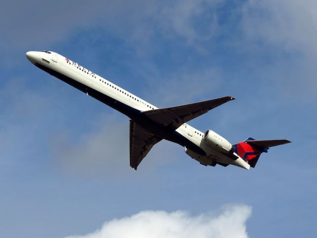 McDonnell Douglas MD-90 (N913DN)