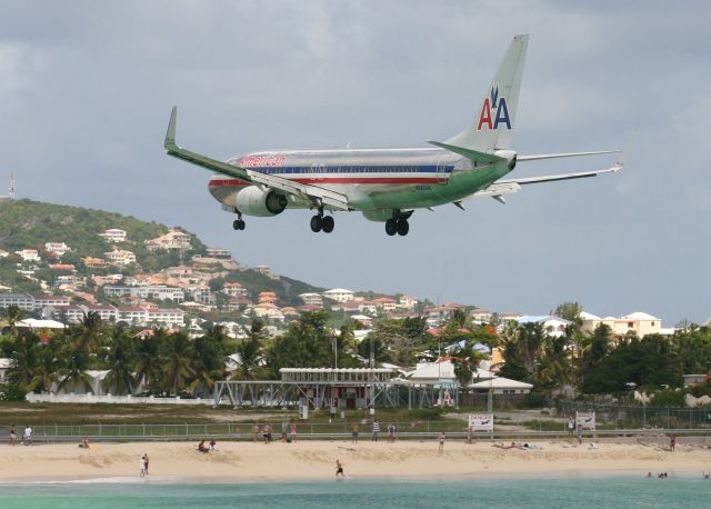 Boeing 737-800 (N942AN)