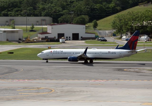 Boeing 737-700 (N953DZ) - One of Delta's Boeing 737-700s arriving at BHM from ATL