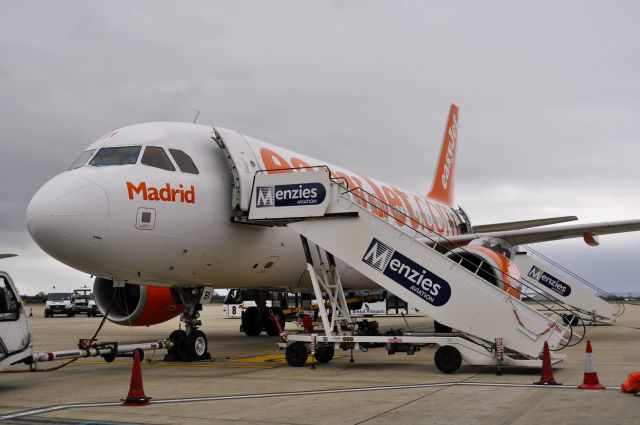 Airbus A319 (G-EZBI) - Easyjet Airbus A319-111 G-EZBI ready in Bristol Airport