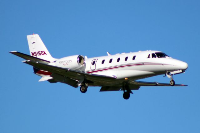 Cessna Citation Excel/XLS (N916DK) - On final approach for rwy 07 on 23-Oct-14.