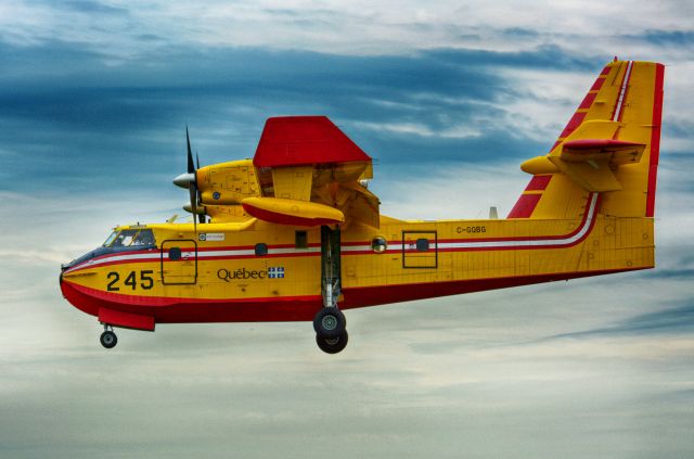 Canadair CL-415 SuperScooper (QUE245) - On final to 06L in CYHU. 22-07-2020