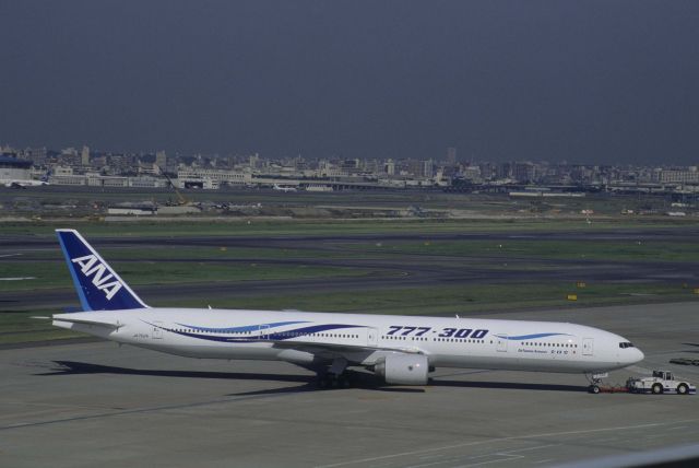 BOEING 777-300 (JA752A) - Traction at Tokyo-Haneda Intl Airport on 1998/09/09