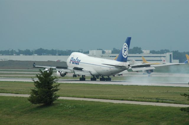 Boeing 747-400 (PAC946) - landing on 18 L touch down