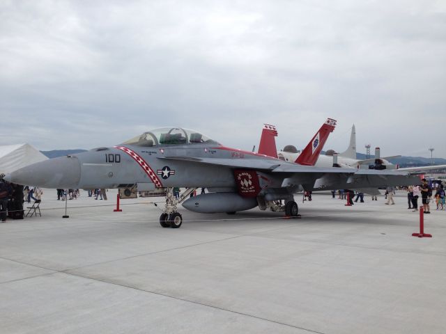 McDonnell Douglas FA-18 Hornet (16-6915)