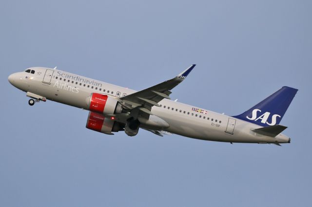 Airbus A320neo (EI-SIF) - SAS4608 on the way back to Oslo.  A320-NEOS are regular visitors to Manchester with SAS, Lufthansa and Easyjet and occasionally with TAP.