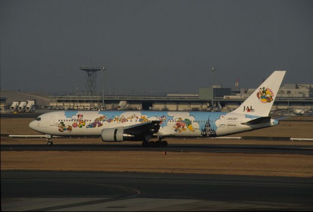 BOEING 767-300 (JA8397) - Landing at Tokyo-Haneda Intl Airport Rwy34L on 1995/01/15 "Resort Express c/s "