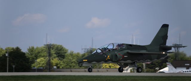 SINGAPORE S-211 (N877B) - On flightline