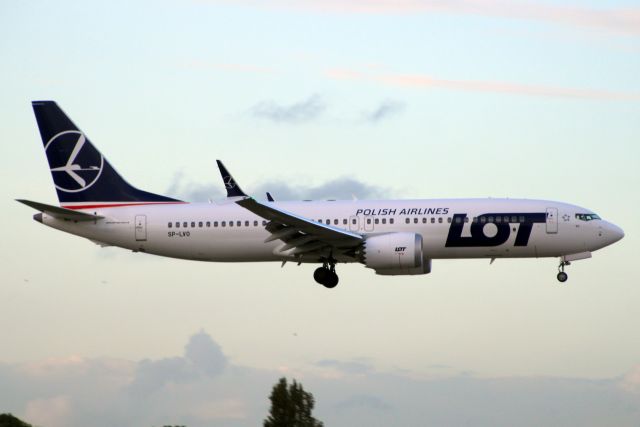Boeing 737 MAX 8 (SP-LVO) - On short finals for rwy 09L on 7-Oct-24 operating flight LOT279 from EPWA.