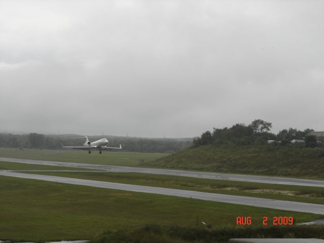 Gulfstream Aerospace Gulfstream IV (N487QS) - 487QS taking off using runway 14.