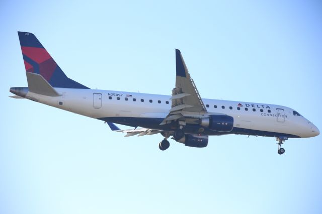 EMBRAER 175 (long wing) (N250SY)