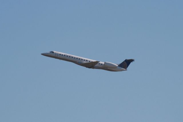 Embraer ERJ-135 (N15985) - Leaving Montreal-Trudeau on runway 06R