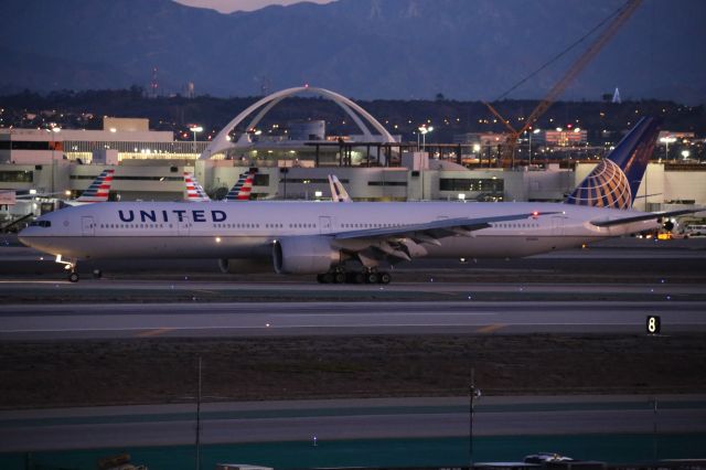 BOEING 777-300ER (N2140U)