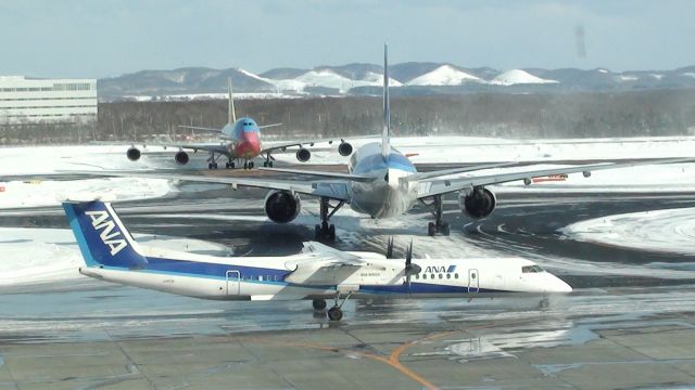 Boeing 747-400 (JA8956) - 2012年新千歳空港にて撮影