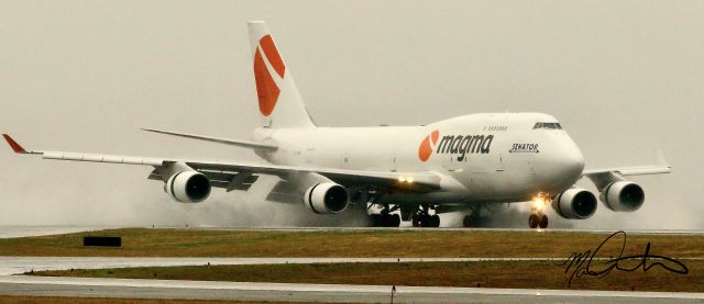 Boeing 747-400 (TF-AMI) - Thrust reversers full on! 