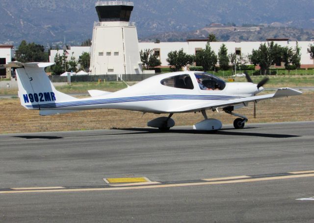 Diamond Star (N902MR) - Taxiing at Brackett Field