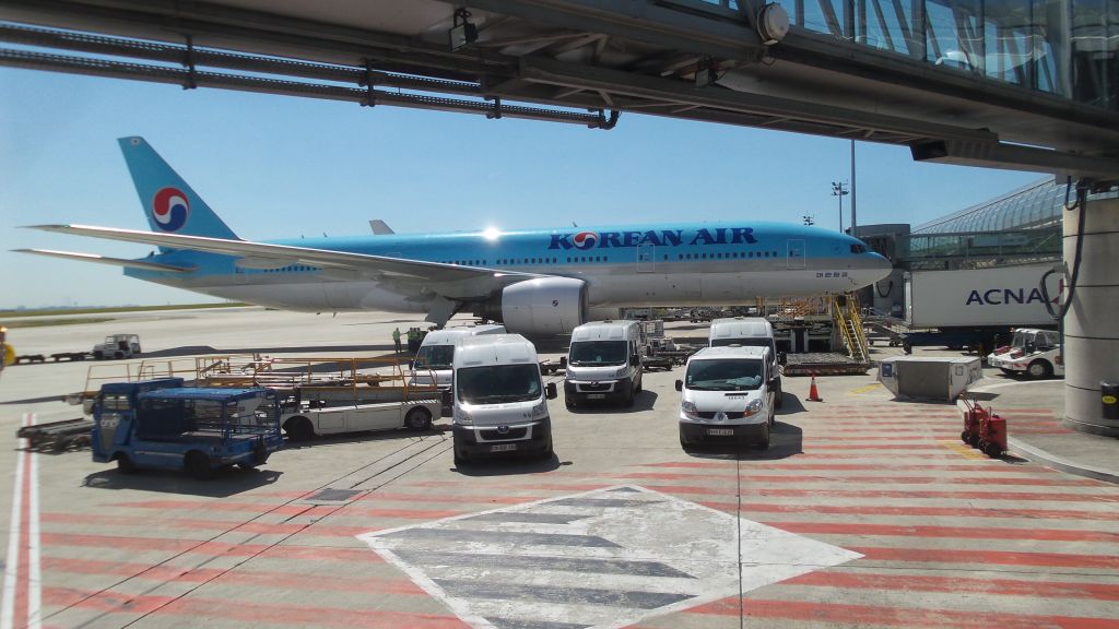 Boeing 777-200 —