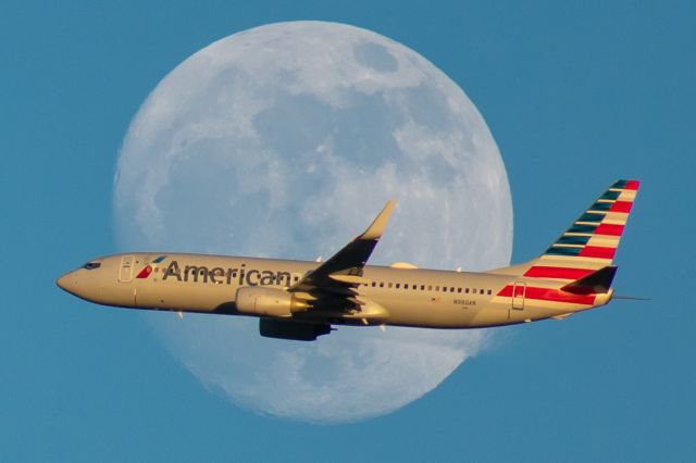 Boeing 737-800 (N980AN) - Bonus moon!br /Taken December 20, 2018 from Founders' Plaza.