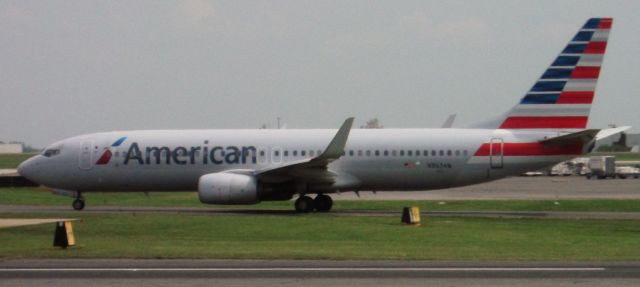 Boeing 737-700 (N963AN) - American Airlines AAL1435 lining up for departure to KEWR from KCLT...