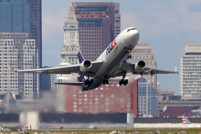 Boeing MD-11 (N589FE) - FDX 647 departing to Memphis