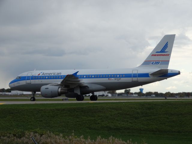 Airbus A319 (N744P)