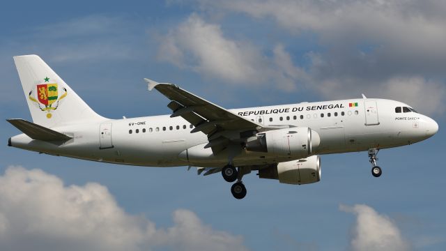 Airbus A319 (6V-ONE)