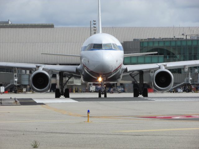 Airbus A320 (N475UA) - Line up and wait on RWY 20R