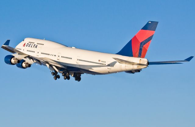 Boeing 747-400 (N668US) - Wheels up