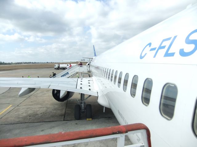 Boeing 737-700 (C-FLSW) - Arrivée a lAeroport de Santa-Clara, Cuba