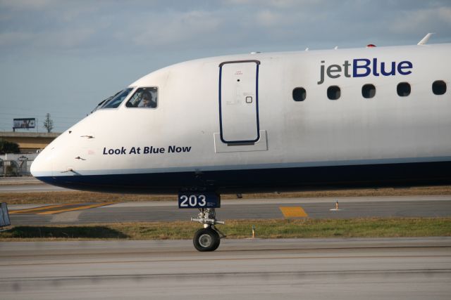 Embraer ERJ-190 (N203JB)