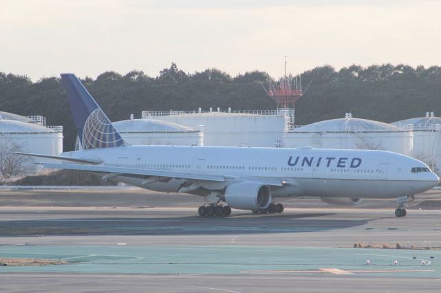 Boeing 777-200 (N206UA)