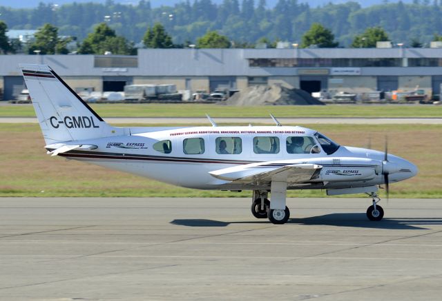 Piper Navajo (C-GMDL)