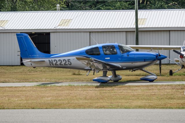 Cirrus SR-22 (N2225)