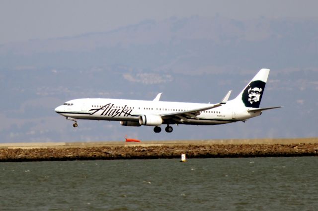 Boeing 737-900 (N413AS)