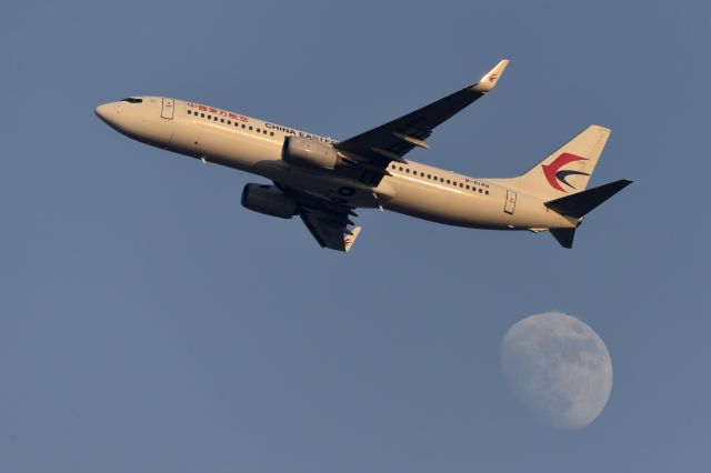 Boeing 737-700 (B-6149) - Take off with the early winter moon