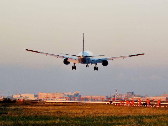 Boeing 777-200 (B-HNI)