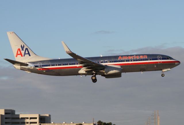 Boeing 737-800 (N989AN)