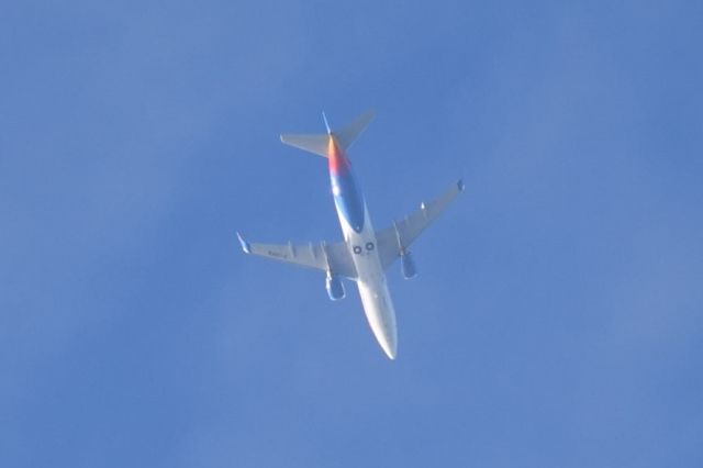 BOEING 737-300 (G-GDFB) - Overhead descending into Belfast International.