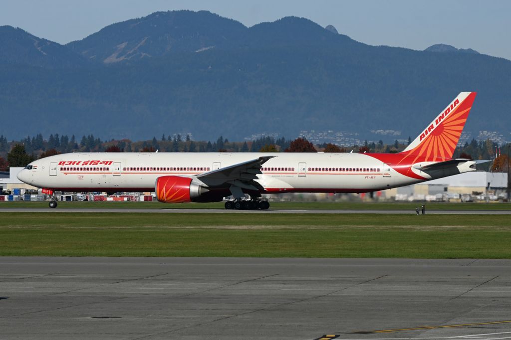 BOEING 777-300 (VT-ALX)