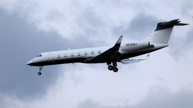 Gulfstream Aerospace Gulfstream V (N612MJ) - On final is this 2007 Gulfstream GV-SP in the Winter of 2020.