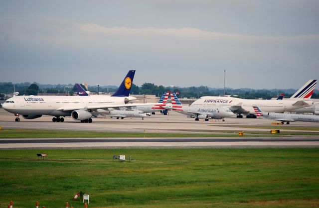 — — - Busy afternoon on the ramp at CLT with storms in the area - 7/18/15