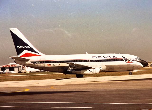 Boeing 737-700 (N374DL)