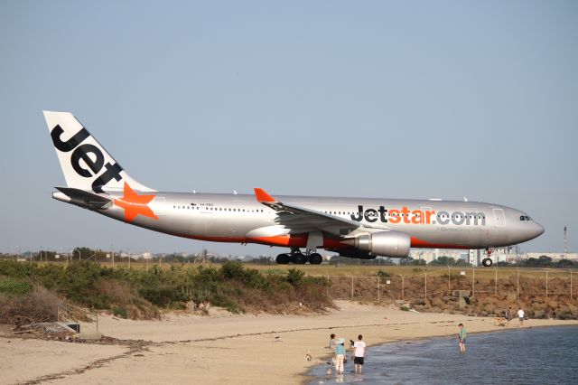 Airbus A330-200 (VH-EBQ)