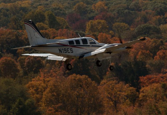 Beechcraft Baron (58) (N19ES) - Landing RW26. RELIANT AIR offers the lowest fuel price on the Danbury (KDXR) airport.