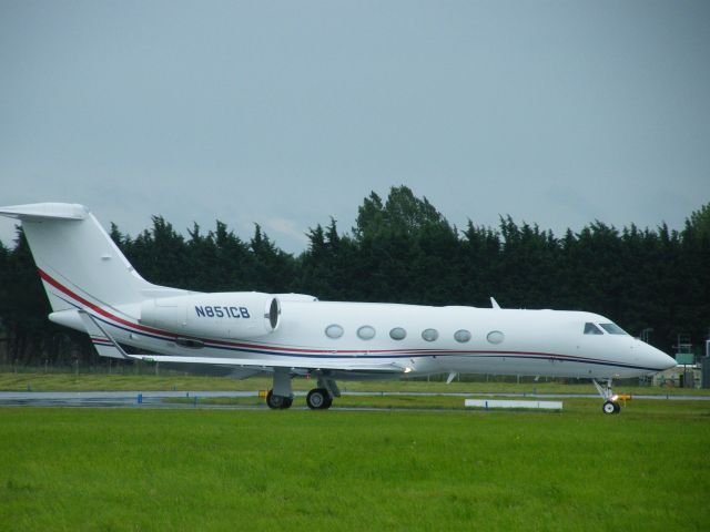 Gulfstream Aerospace Gulfstream IV (N851CB) - N851CB GULFSTRAM GIV-X G450 CN 4132 LINING UP FOR DEPARTURE ON RUNWAY 24 ON FRIDAY 19 AUGUST 2011