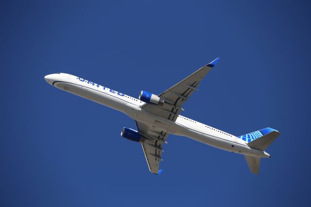 BOEING 757-300 (N57852)