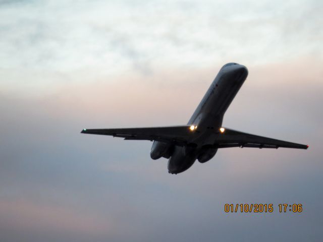 Embraer ERJ-145 (N651AE) - Envoy Air flight 3326 taking off runway 18 heading to DFW.