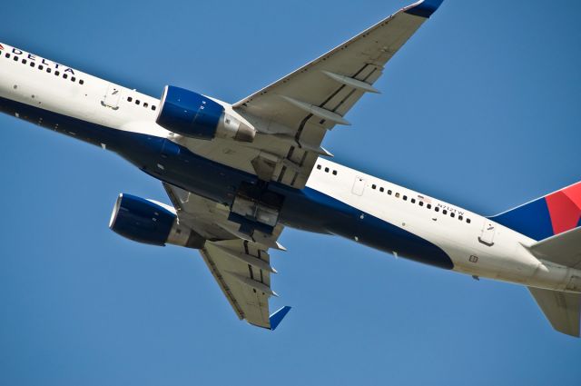 Boeing 757-200 (N712TW) - From down under carriage look !